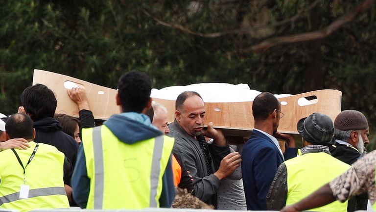 Linda Susan Armstrong, victime de l'attaque d'une mosquée, arrive au cimetière du Memorial Park, à Christchurch