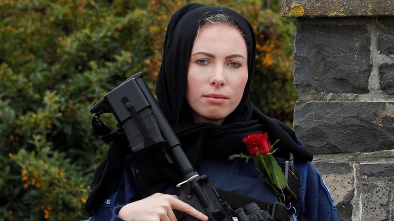 Un officier de police en service à l'enterrement de l'une des victimes de l'attaque de la mosquée de Christchurch