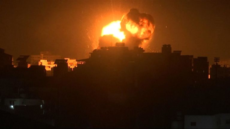L'armée israélienne a déclaré que le Hamas, le groupe islamiste qui dirige Gaza, a lancé la roquette qui a détruit une maison au nord de Tel Aviv.