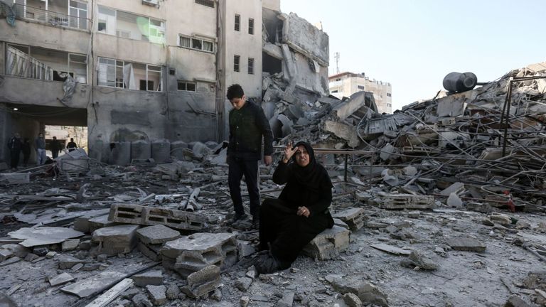 Les conséquences d'une frappe israélienne sur la ville de Gaza lancée après qu'une roquette a blessé sept personnes en Israël lundi