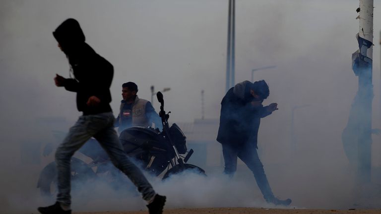 Des troupes israéliennes ont tiré des gaz lacrymogènes lors d'une manifestation vendredi à la barrière de sécurité à l'est de la ville de Gaza