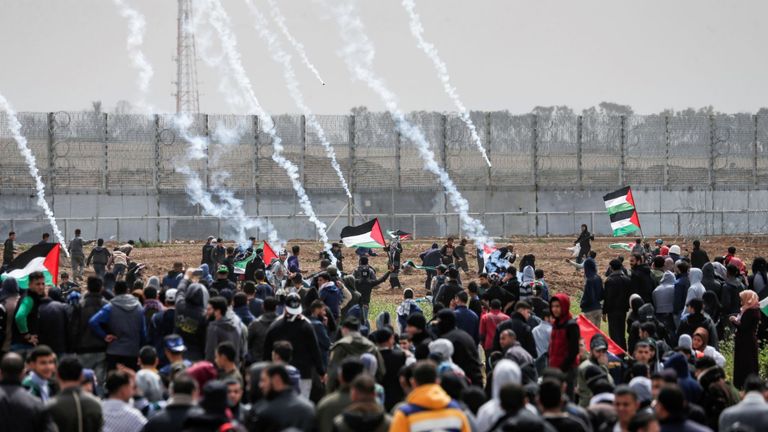 Des cartouches de gaz lacrymogène ont été tirées sur des manifestants palestiniens 
