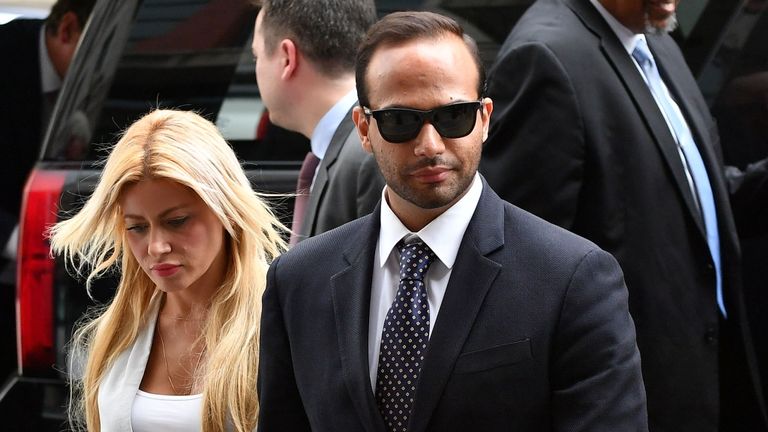 L'ancien assistant de la campagne Trump, George Papadopoulos, arrive avec son épouse Simona Mangiante au tribunal de district