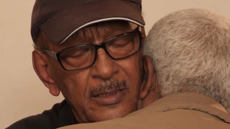 Le père du pilote, le Dr Getachew Tessema, est réconforté par un pleureur