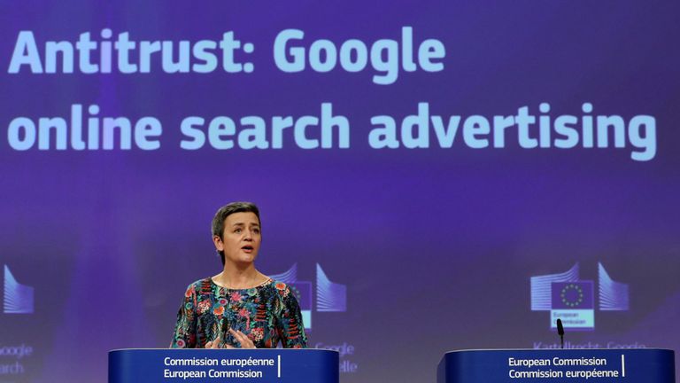 La commissaire européenne en charge de la concurrence, Margrethe Vestager, s'entretient avec les médias au siège de la Commission européenne à Bruxelles