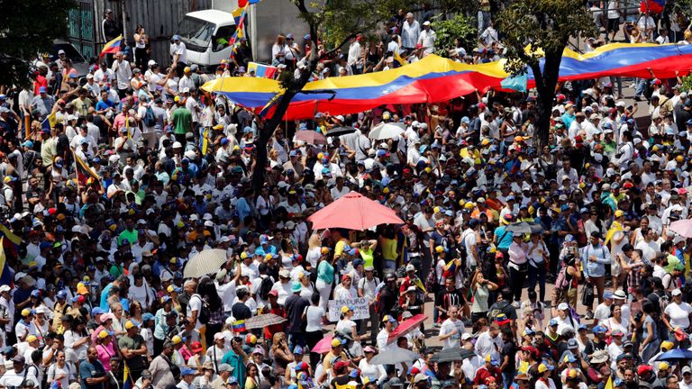 Les partisans du leader de l'opposition vénézuélienne Juan Guaido, que de nombreuses nations ont reconnu comme le souverain par intérim du pays, prennent part à un rassemblement contre le gouvernement du président vénézuélien Nicolas Maduro à Caracas, au Venezuela, le 4 mars 2019.