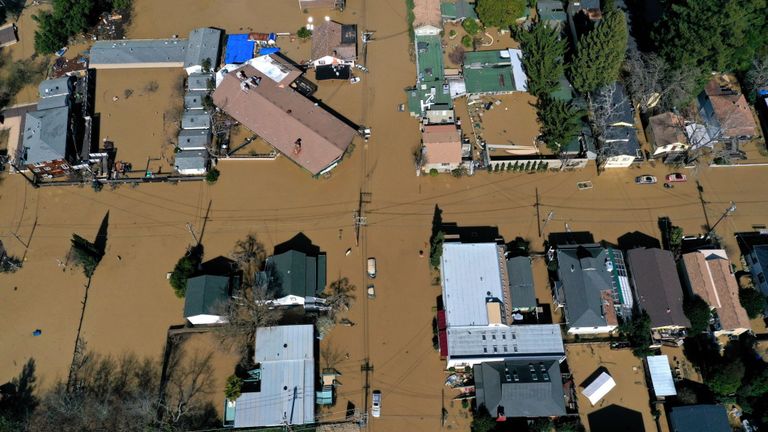 Les eaux de crue ont inondé la ville de Guerneville après une tempête de deux jours