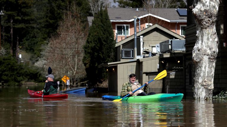 Les habitants de la ville ont été vus ramant dans les rues après les fortes pluies