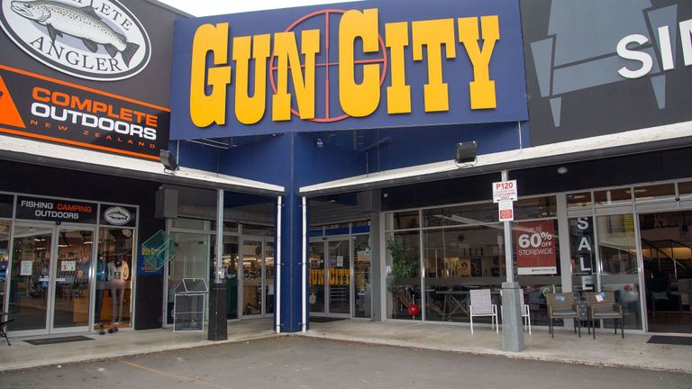 Le propriétaire de Gun City affirme que son magasin a vendu des armes au prétendu homme armé
