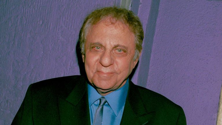 Hal Blaine, musicien de studio / batteur, fait un signe élogieux devant The Whiskey A Go-Go où la chanteuse Nancy Sinatra s'est produite le 29 décembre 2000 à Hollywood, Californie. (Photo de Newsmakers)