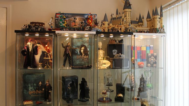 Quelques-unes des immenses collections de souvenirs de Victoria!