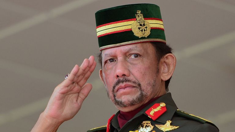 Le sultan de Brunei, Hassanal Bolkiah, a déclaré que la charia ferait partie intégrante de la grande histoire. de son pays
