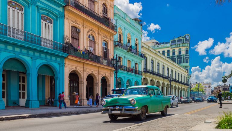 Paysage urbain avec voiture classique américaine verte de Chevrolet sur la rue principale de la ville de La Havane à Cuba