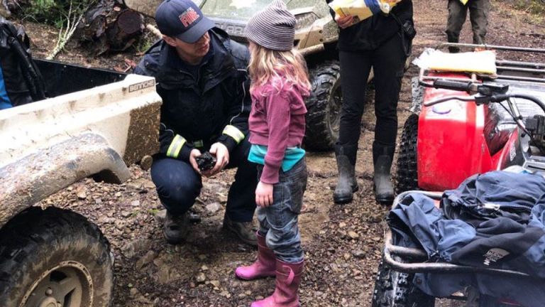 Une des filles parle avec un membre du service d'incendie après avoir été retrouvée. Photo: shérif du comté de Humboldt