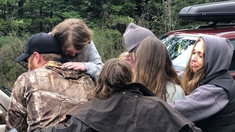 Les filles disparues sont enlacées après avoir été retrouvées. Photo: shérif du comté de Humboldt