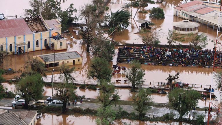 Les résidents se retrouvent bloqués sur les gradins d'un stade dans une zone inondée de Buzi, dans le centre du Mozambique, le 20 mars 2019, après le passage du cyclone Idai.