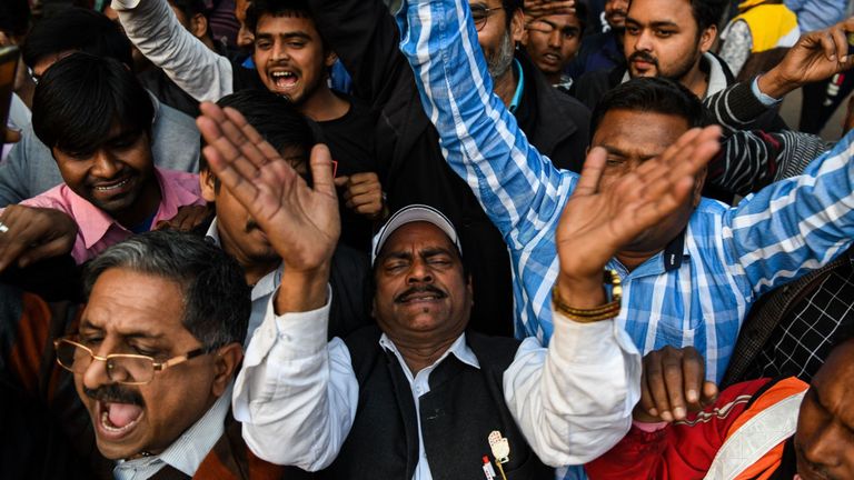 Les gens célèbrent à New Delhi en attendant le retour du pilote 