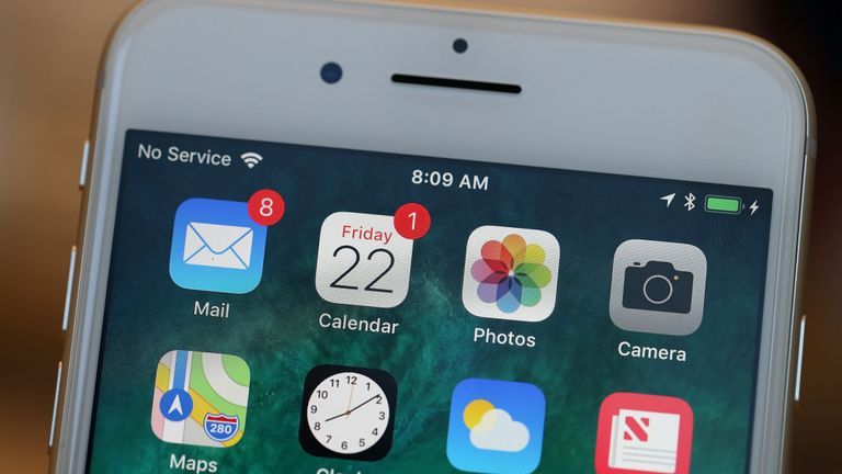 Les modèles concernés seront toujours disponibles auprès des opérateurs de téléphonie mobile et des revendeurs.