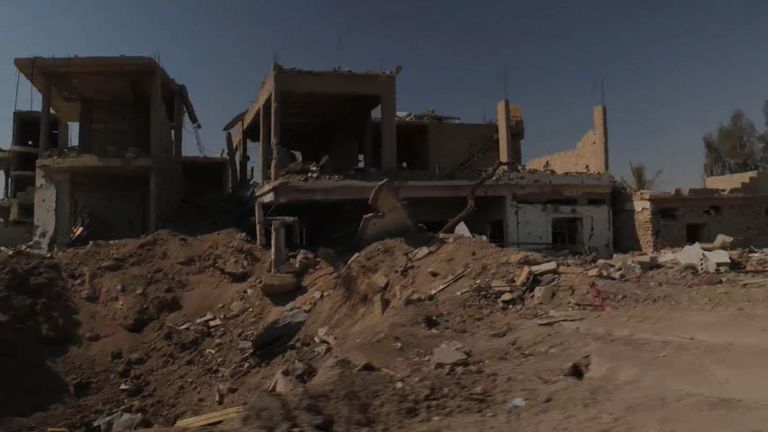 Les rues de Baghouz sont pleines de bâtiments détruits - tout a été détruit