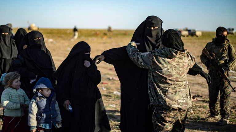 Des femmes et des enfants quittant l'État islamique sont soumis à une nouvelle enquête du SDF 