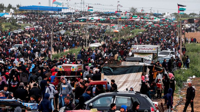 Les forces israéliennes estiment que près de 40 000 manifestants palestiniens se sont rassemblés à la frontière