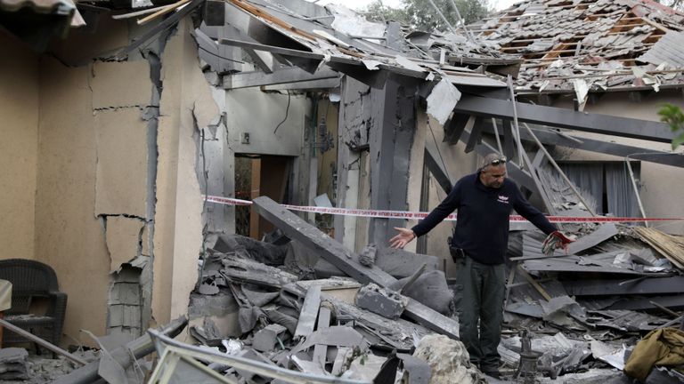 Une maison au nord de Tel Aviv a été gravement endommagée par une roquette lundi