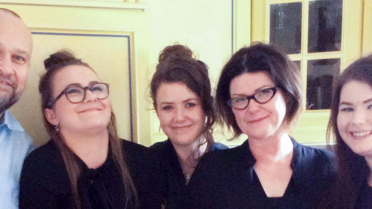  Izzy Squire (deuxième à gauche), Beth Anderson (au centre) et Molly Anderson Dodd (à droite) avec leurs parents, Tracy Dodd et David Squire