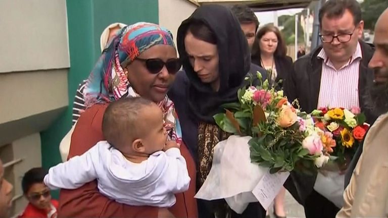La première ministre néo-zélandaise, Jacinda Ardern (à droite) réconforte l'une des personnes endeuillées
