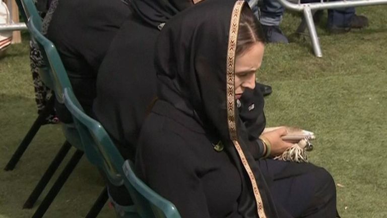Jacinda Ardern baisse la tête en écoutant les discours du parc