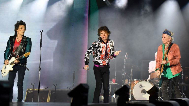 (G / D): Les musiciens britanniques Ronnie Wood, Mick Jagger et Keith Richards des Rolling Stones donnent un concert au Stade Vélodrome de Marseille le 26 juin 2018 dans le cadre de leur film "Pas de filtre". tour (Photo de Boris HORVAT / AFP) (Le crédit photo devrait correspondre à BORIS HORVAT / AFP / Getty Images)