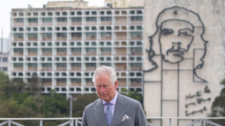 Le prince de galles et la duchesse de cornouailles assistent à une cérémonie de dépôt de gerbe au mémorial jose marti à la havane, cuba