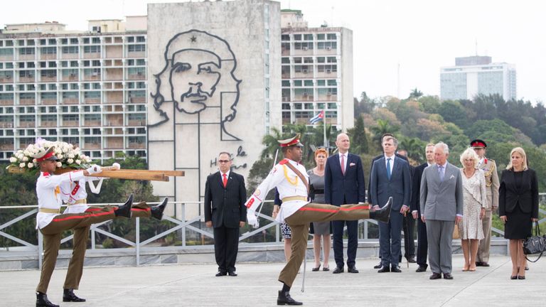 Le prince de galles et la duchesse de cornouailles assistent à une cérémonie de dépôt de gerbe au mémorial jose marti à la havane, cuba