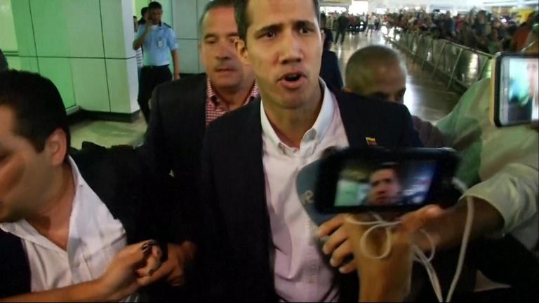 Juan Guaidó divise l'interdiction de voyager