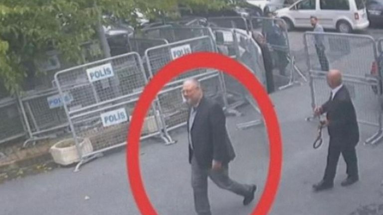 Le journaliste a semblé détendu lorsqu'il est entré au consulat le 2 octobre.