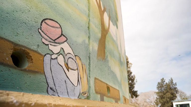 Un bâtiment utilisé par les enfants du kibboutz est entouré de murs anti-souffle en béton peints de couleurs vives