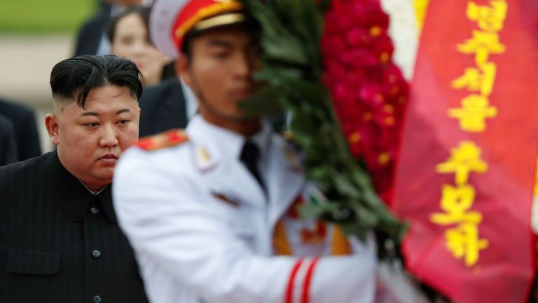 Le dirigeant nord-coréen Kim Jong Un (à gauche) assiste à une cérémonie de dépôt de gerbe de fleurs au mausolée de Ho Chi Minh à Hanoi le 2 mars 2019