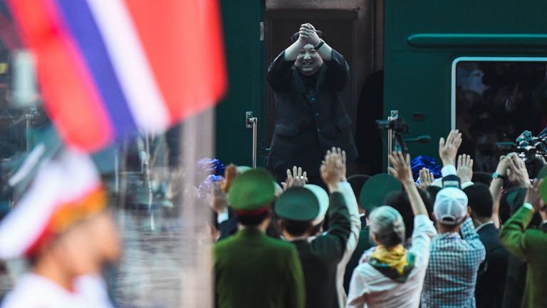 Le chef de la Corée du Nord, Kim Jong Un (C), fait signe avant de monter dans son train à la gare de Dong Dang, à Lang Son, le 2 mars 2019