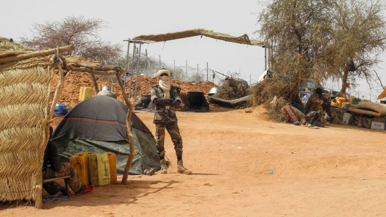 Un membre de l'armée malienne (Fama) a été aperçu hier sur une base militaire à Anderamboukane. Image de fichier
