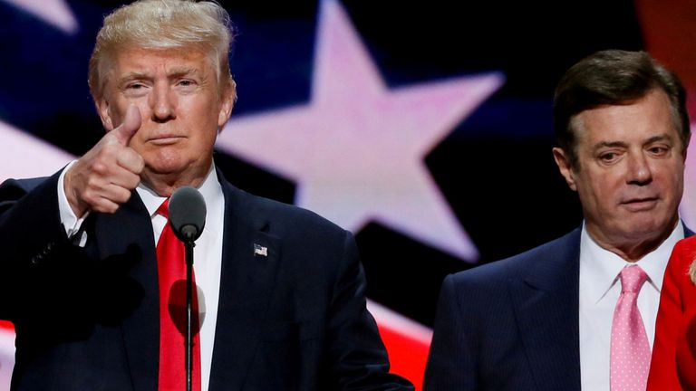 Paul Manafort sur scène avec Donald Trump à la convention nationale républicaine de 2016, alors qu'il était son directeur de campagne