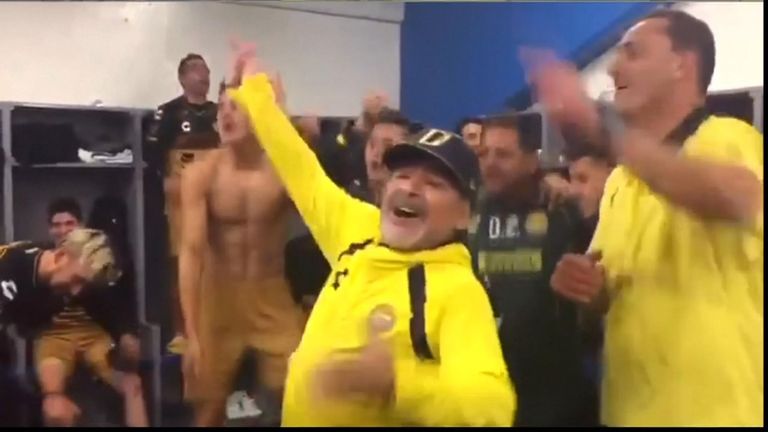 L'entraîneur-chef Diego Maradona et son équipe du Sinaloa Dorados ont célébré leur victoire en finale de la deuxième division mexicaine