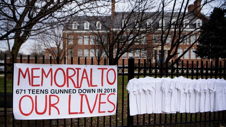 Le 14 février 2019, à Bethesda, dans le Maryland, des adolescents victimes de violences armées par des t-shirts décorent une clôture devant le lycée Bethesda-Chevy Chase. - Le mémorial commémore le premier anniversaire de la fusillade au lycée Marjory Stoneman Douglas à Parkland, en Floride, où 17 étudiants et enseignants ont été tués. (Photo par Brendan Smialowski / AFP) (Le crédit photo doit se lire comme suit: BRENDAN SMIALOWSKI / AFP / Getty Images)
