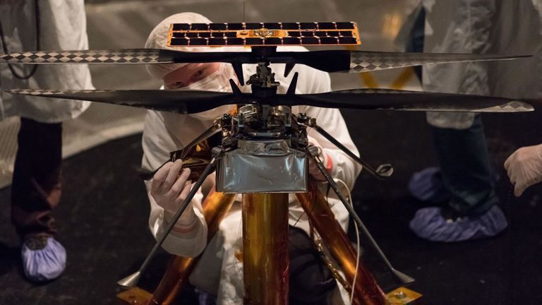 Des membres de l'équipe d'hélicoptères Mars de la NASA inspectent le modèle de vol à l'intérieur du simulateur spatial au laboratoire de propulsion par réaction de la NASA à Pasadena, en Californie.