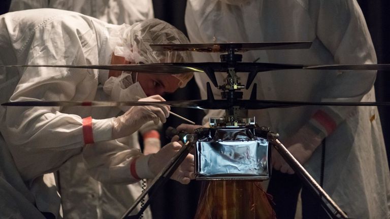 L’équipe Mars Helicopter de la NASA associe un boîtier à film thermique au fuselage du modèle de vol du Jet Propulsion Laboratory de la NASA à Pasadena, en Californie