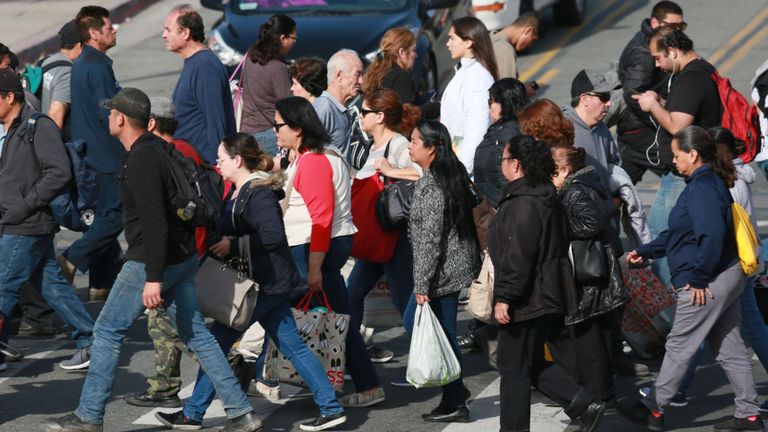 Les gens traversent la rue en arrivant en Californie en provenance du Mexique