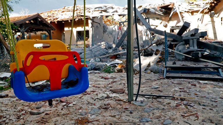 Une vue générale montre une maison endommagée après avoir été touchée par une roquette dans le village de Mishmeret, au nord de Tel Aviv, le 25 mars 2019.
