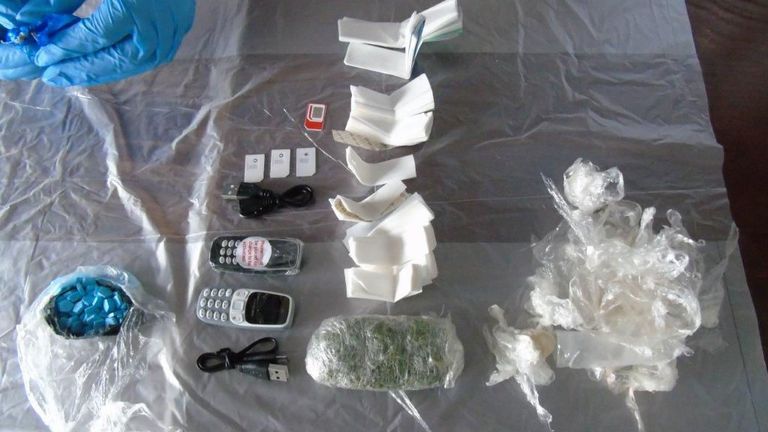 Ministère de la justice photo de drogues, téléphones portables, chargeurs et cartes SIM découverts à l'intérieur de rats morts