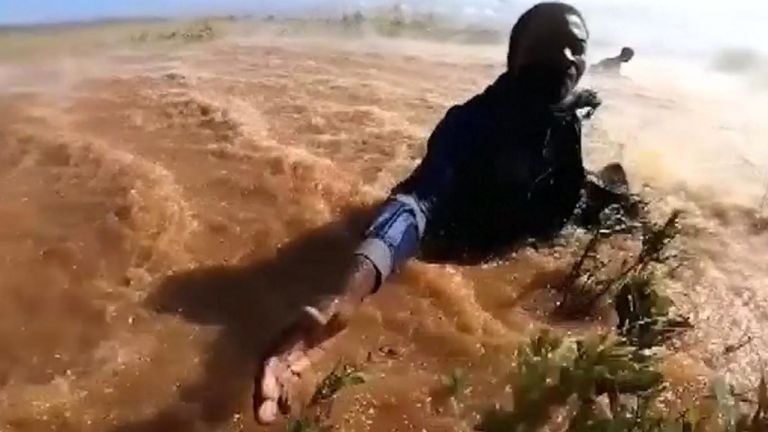 Les travailleurs humanitaires élargissent la recherche de survivants du cyclone au Mozambique alors que le nombre de morts augmente.
