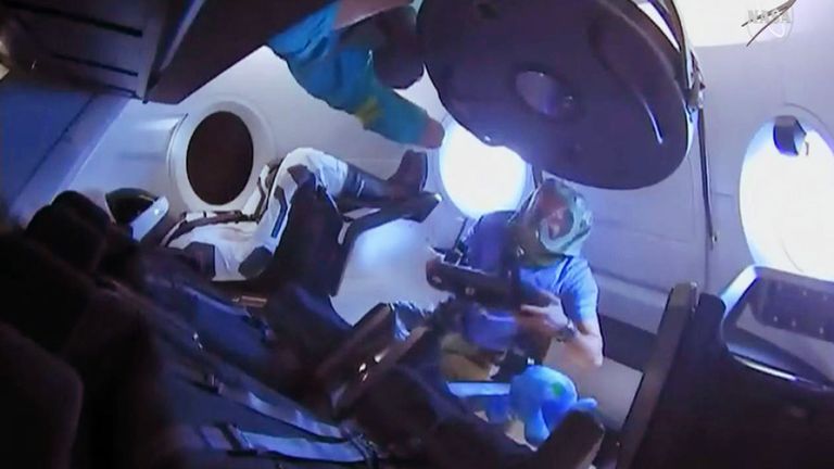 Les membres de l’équipe d’expédition 58 participent au SpaceX Crew Dragon pour la première fois. Ils portent un équipement de protection pour éviter de respirer les particules susceptibles de se détacher lors du lancement. Pic: NASA