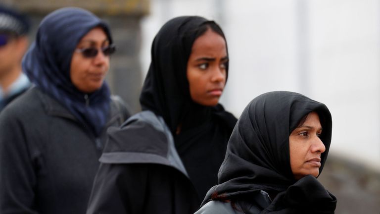 Des personnes en deuil à l'enterrement de l'une des victimes de l'attaque de la mosquée