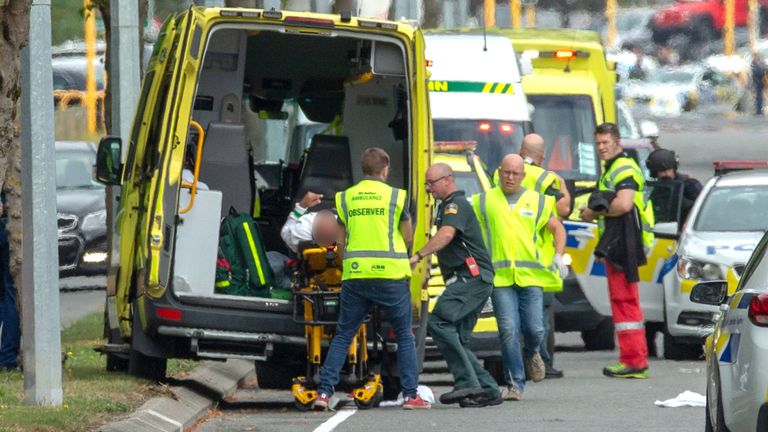 Une personne blessée est chargée dans une ambulance à la suite d'une fusillade à la mosquée Al Noor à Christchurch.
